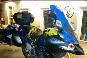 В Тбилиси мотоциклы россиян облили сине-желтой краской