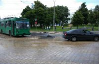  У Києві біля метро "Либідська" провалилася ділянка проїжджої частини дороги