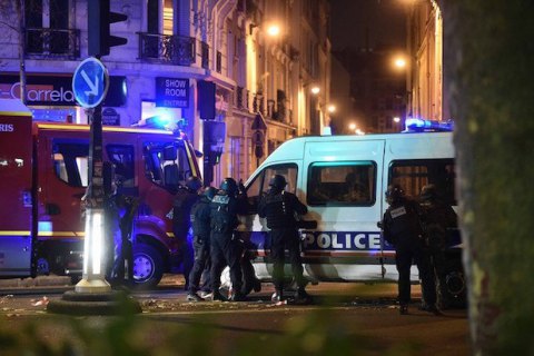 Территория вокруг театра "Батаклан" в Париже остается под оцеплением