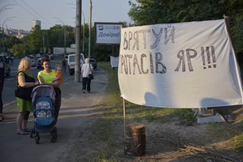 Активисты повалили забор на незаконной стройке в Протасовом Яру