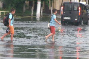 В Житомире ливень затопил центр, а в Черновцах - остановил троллейбусы 