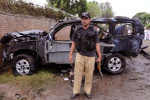 В Пакистане террорист-смертник напал на командира талибов
