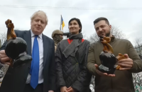 Зеленский и Джонсон прогулялись по Киеву, британскому премьеру подарили керамического петушка – символ стойкости украинцев
