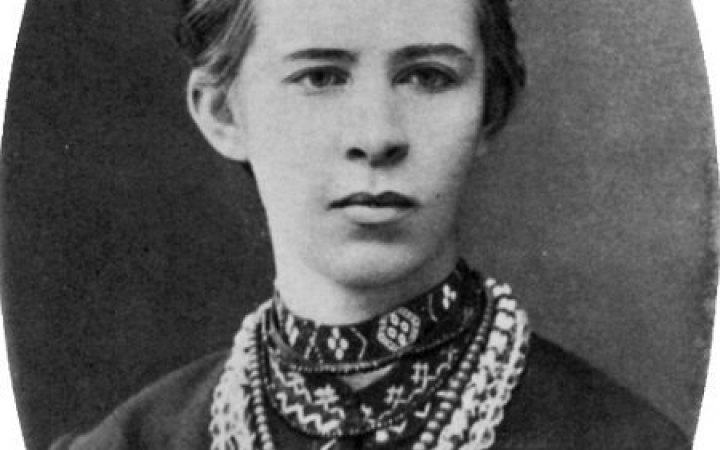 На могилі Лесі Українки замінять радянський напис