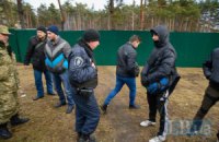 "Тітушки" зламали активістці руку під час акції проти вирубки дерев на Дарниці в Києві