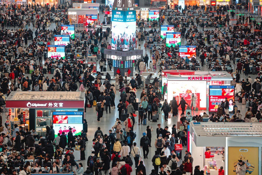 Залізничний вокзал Хунцяо, один із найбільших і найсучасніших транспортних вузлів Китаю, розташований у Шанхаї, тісно пов'язаний
з міжнародним аеропортом Хунцяо та є ключовим хабом для високошвидкісних потягів.