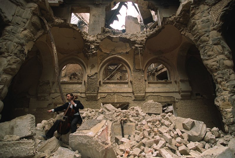 Ведран Смайлович грає в частково зруйнованій Національній бібліотеці в Сараєві, 1992 рік.
