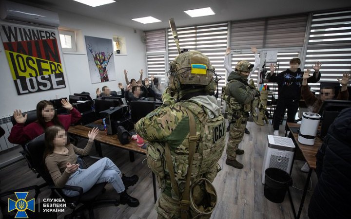 СБУ викрила шахраїв із Донецька, які хотіли вкрасти 100 млн гривень з рахунків маріупольців
