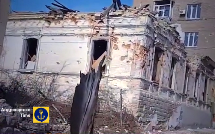 У Маріуполі росіяни знищують історичну будівлю 