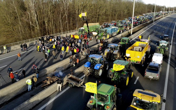 У Франції фермери закликали до “облоги” Парижа