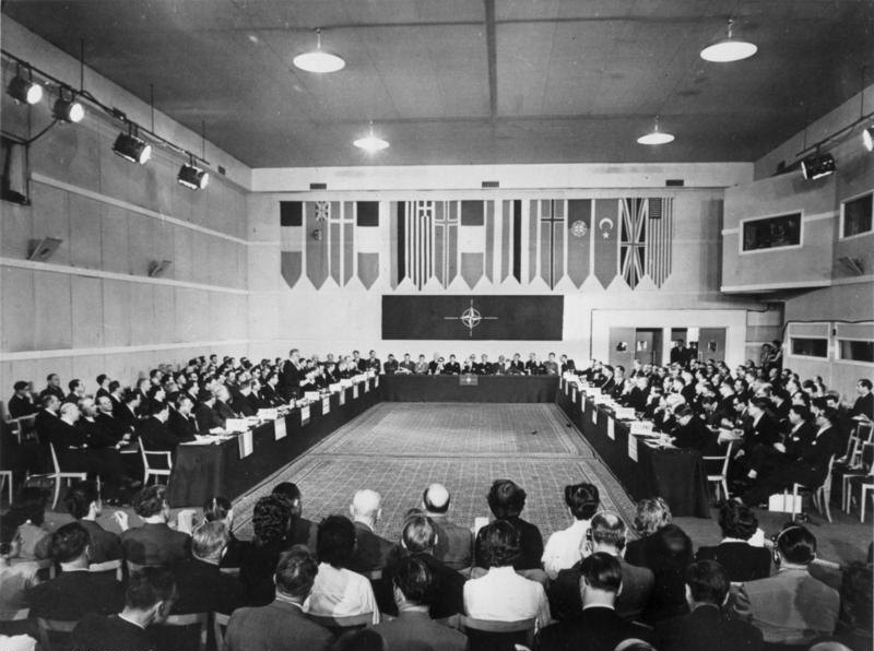 Церемонія вступу до НАТО Федеративної Республіки Німеччини. Париж. Травень 1955
