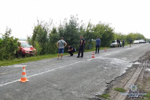 В Ровенской области авто сбило насмерть женщину, которая шла по обочине с двумя детьми