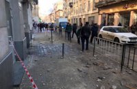 На улице Дорошенко в  центре Львова элемент фасада здания упал на прохожего