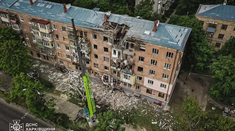 На місці ракетного удару у Немишлянському районі Харкова ліквідовують наслідки влучання, 8 липня 2026 року. 