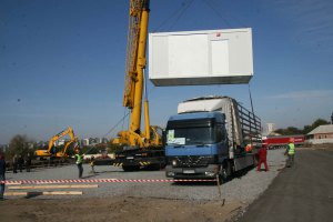 Переселенцам с Донбасса привезли еще 40 грузовиков с жилищными модулями