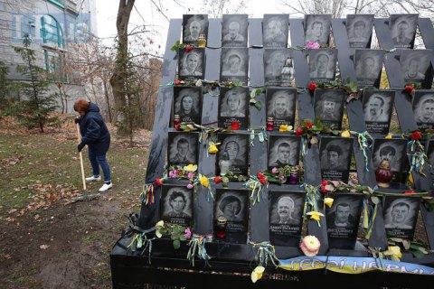 В Киеве накануне Дня достоинства и свободы провели уборку на аллее Героев Небесной Сотни