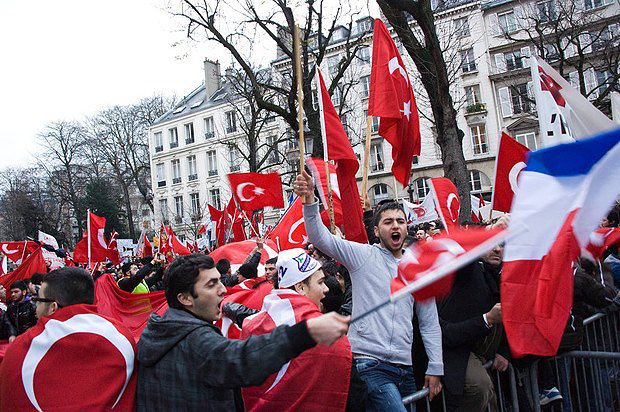 Турецкие активисты протестуют в Париже в 2011 году против признания францезским парламентом геноцида армян