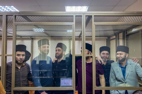 Російський суд продовжив арешт вісьмом кримським татарам, обвинуваченим у справі Хізб ут-Тахрір