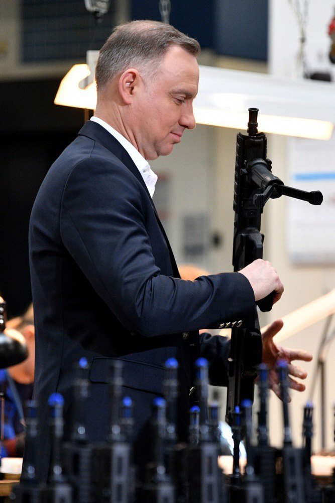Президент Польщі Анджей Дуда відвідав збройовий завод у Радомі, де виробляють гвинтівки Grot