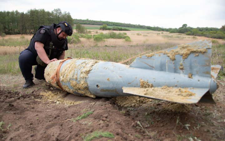 На Харківщині сапери знешкодили авіаційну бомбу КАБ-500, яка впала і не розірвалася