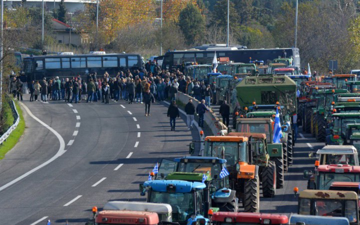 Грецькі фермери блокують автомагістраль у Афінах через скандал з незаконними субсидіями