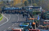 Грецькі фермери блокують автомагістраль у Афінах через скандал з незаконними субсидіями