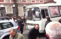 Милиция расследует нападение сепаратистов на автобус в Харькове