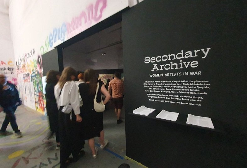 Вхід на виставку Secondary Archive: Women Artists in War