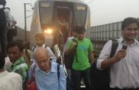 В Индии поезд врезался в толпу паломников
