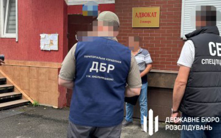 Посадовця податкової Хмельниччини підозрюють у отриманні 200 тис. грн хабаря