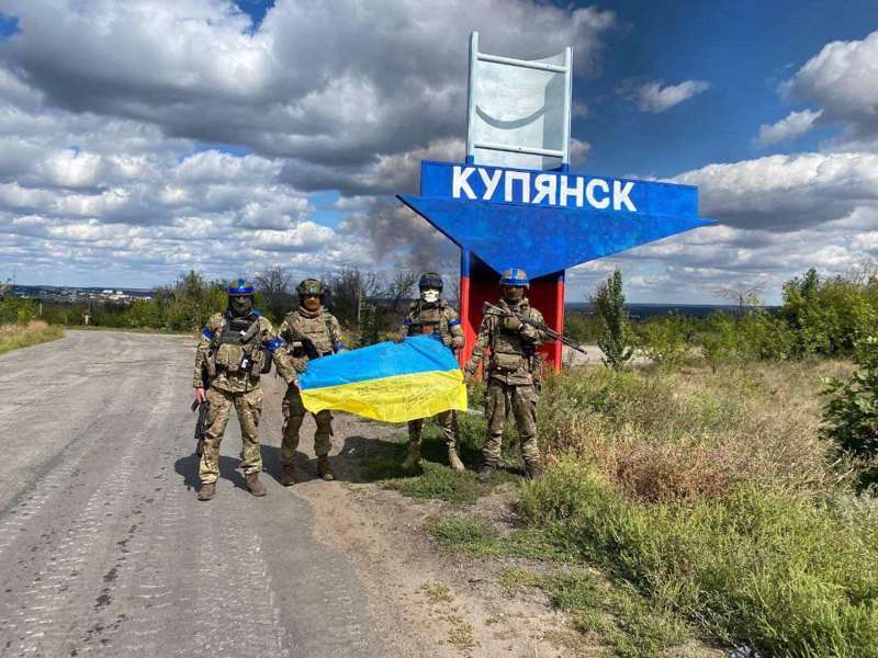 Українські військовослужбовці біля знаку міста Куп'янськ одразу після звільнення