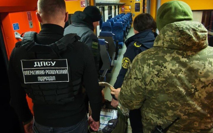 У міжнародному потягу виявили понад 1000 пачок контрабандних сигарет 