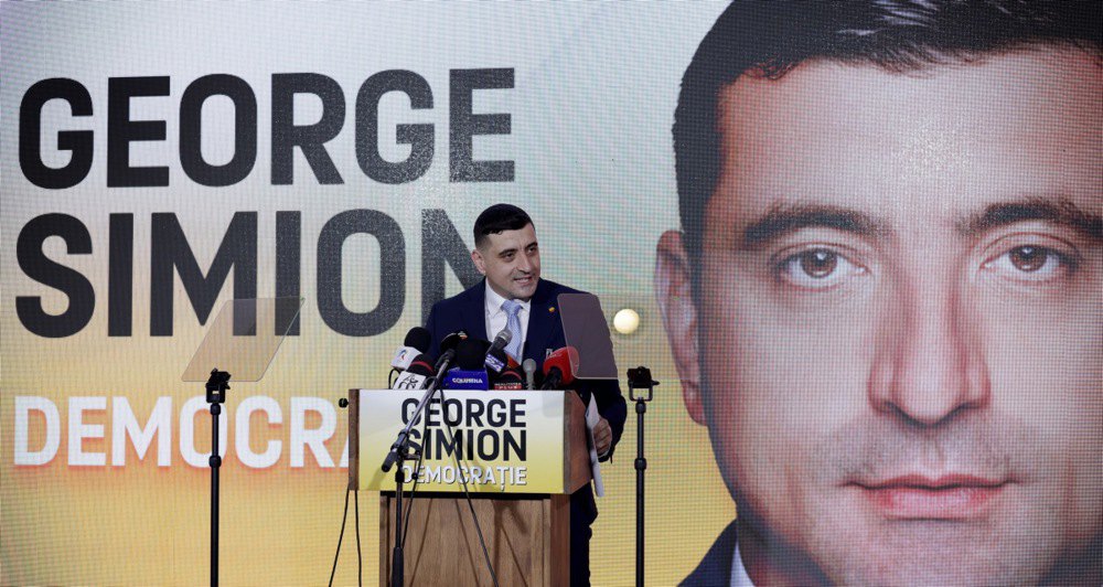 Лідер ультранаціоналістичної партії «Альянс за Союз румунів» (AUR) Джордж Сіміон під час прес-конференції після реєстрації cвоєї
кандидатури в президентських перегонах 2025 року в Бухаресті, 14 березня 2025 року.