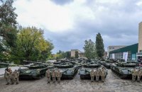 У Харкові передали ЗСУ 16 танків Т-80 і Т-64БВ і п'ять БТР-4