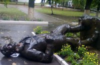 В Харькове неизвестные свалили памятник Артему