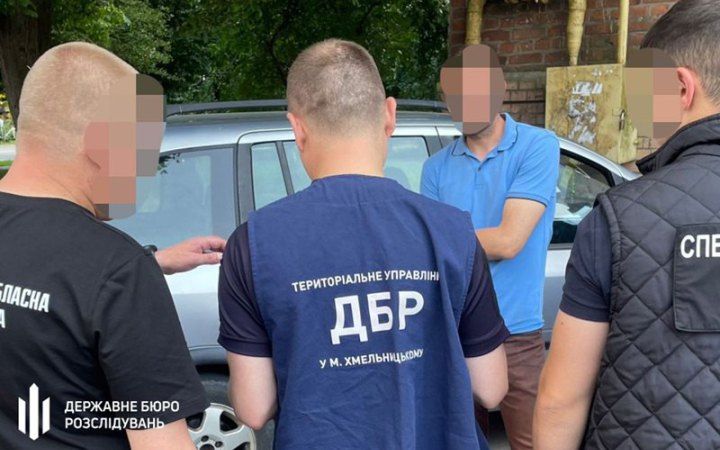 На Хмельниччині затримали правоохоронця,  який замість повернення боргу пропонував позичальнику оформити інвалідність