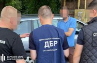 На Хмельниччині затримали правоохоронця,  який замість повернення боргу пропонував позичальнику оформити інвалідність