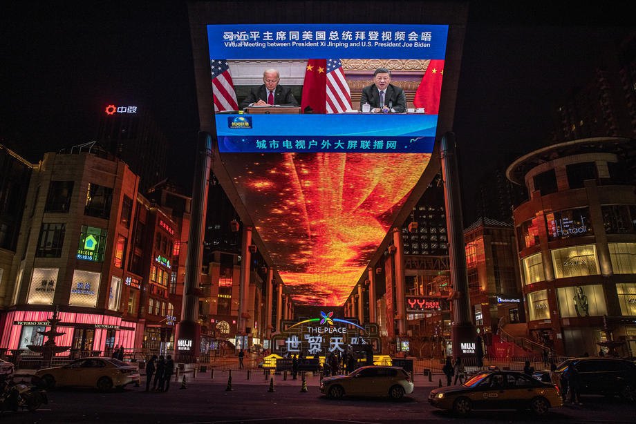 Трансляція онлайн зустрічі президента США Джо Байдена та глави Китаю Сі Цзіньпіна на екрані в центрі Пекіна, 16 листопада 2021 р.