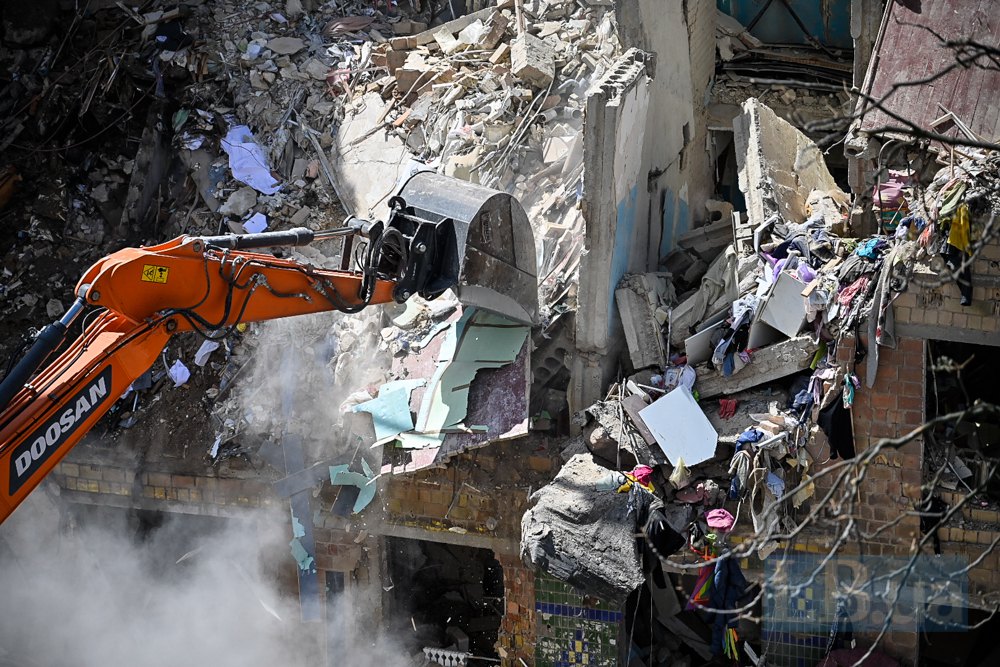 Рятувальники розбирають завали на місці обстрілу 23 червня