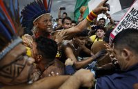У Бразилії представники корінних народів увірвались на кліматичну конференцію ООН, протестуючи проти вирубки лісів