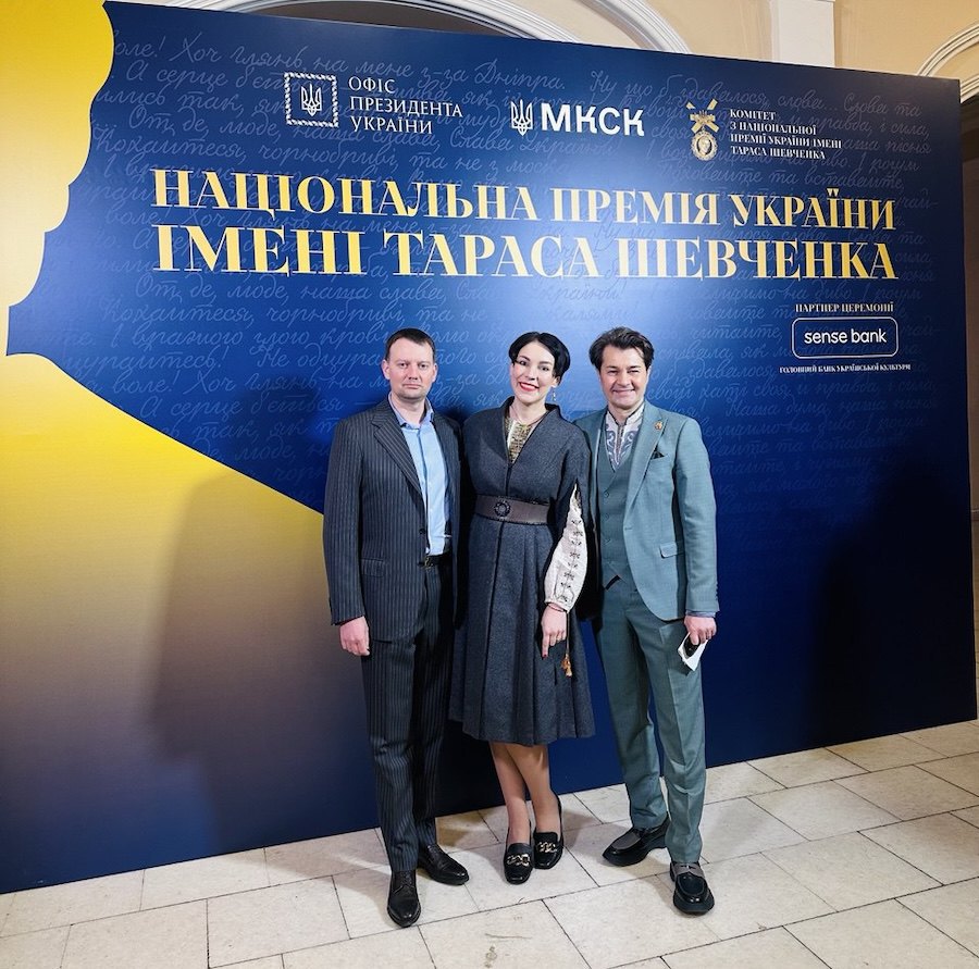 9 березня 2025 вручення Шевченківської премії. З головрежами Національної опери України і Театру імені Івана Франка – Анатолієм
Соловʼяненком і Євгеном Нищуком. Національна Філармонія України