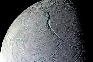 Под корой спутника Сатурна обнаружили океан соленой воды