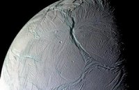 Под корой спутника Сатурна обнаружили океан соленой воды