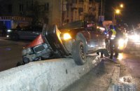 У Києві нетверезий водій BMW протаранив бетонний парапет