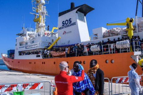 ​Испания примет судно с мигрантами, которых не пустили в Италию