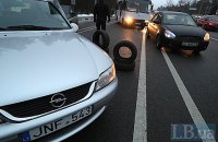 Владельцы машин с иностранной регистрацией частично заблокировали въезд в Киев и подожгли шины