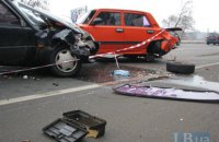 Під Києвом водія поламаного авто збив інший автомобіль