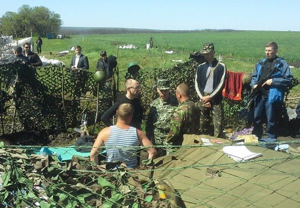 В центре в черной водолазке - Арсений Яценюк