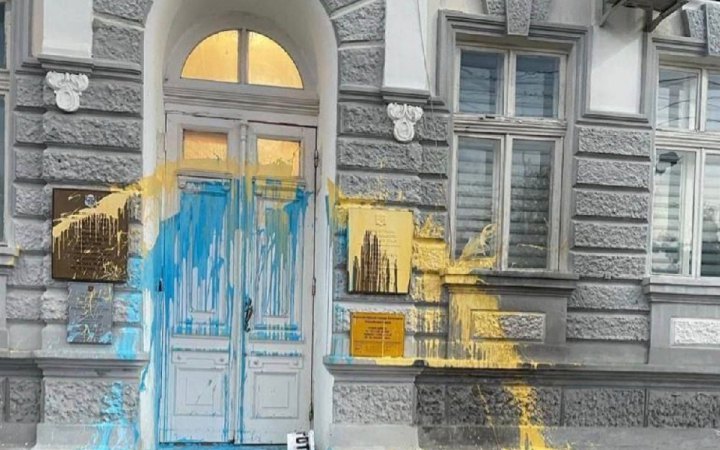 У Криму невідомі облили жовтою і блакитною фарбою будівлю окупаційної адміністрації