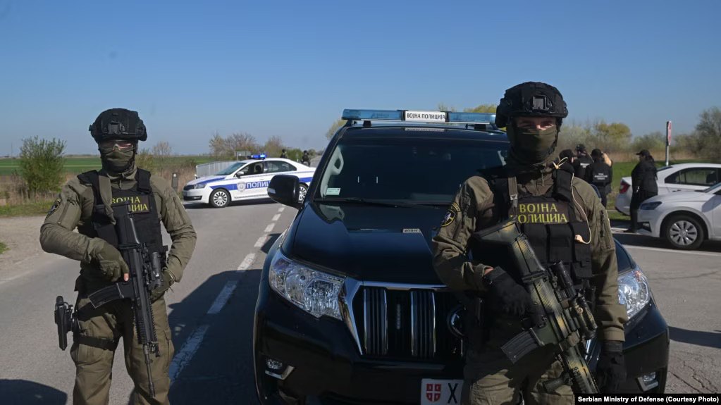 Співробітники Військової поліції Сербії на місці інциденту, 5 квітня 2026 року